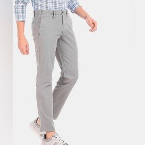 Light grey slim khaki from the gap 32” by 32”. Great condition.